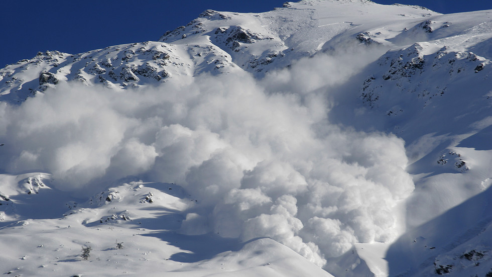 Двама души загинаха и деветима бяха ранени от падащ лед в южната част на Швейцарските Алпи