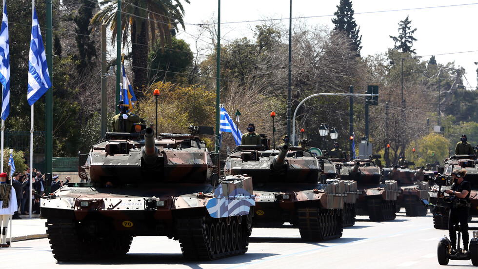 Гърция отбелязва националния си празник с военен парад