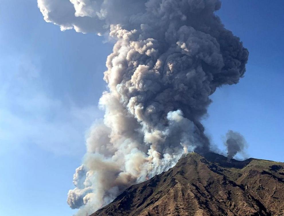 Вулканът Ибу в източна Индонезия отново изригна