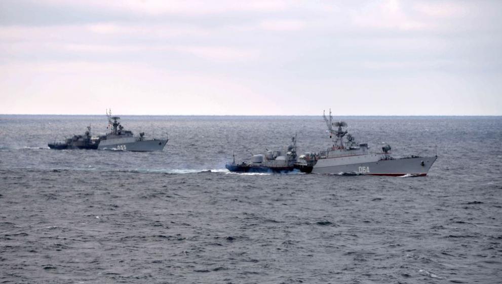 Украйна съобщи, че е поразила голям руски десантен кораб и подводница в Севастопол