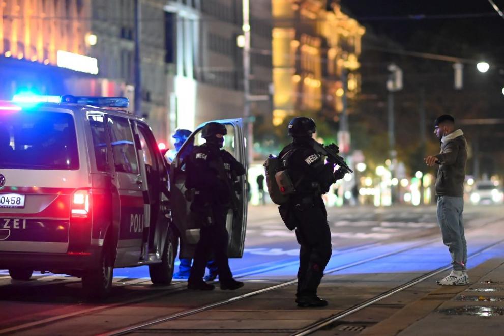 Виена след атентатите – полицията продължава да издирва предполагаеми нападатели
