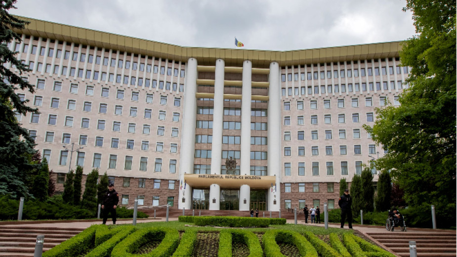 Молдовският парламент одобри преименуването на молдовския език на румънски