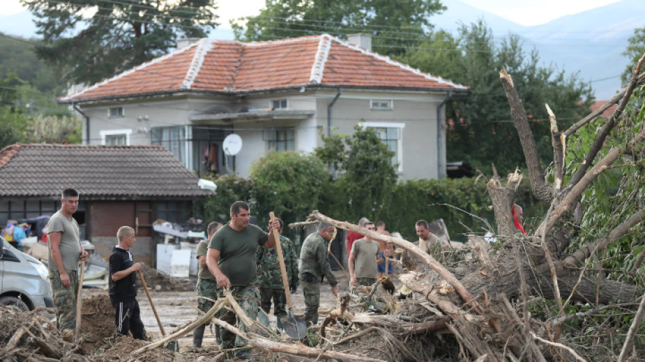Гълъб Донев: Още 400 военни с техника отиват в карловските села, електрозахранването е възстановено