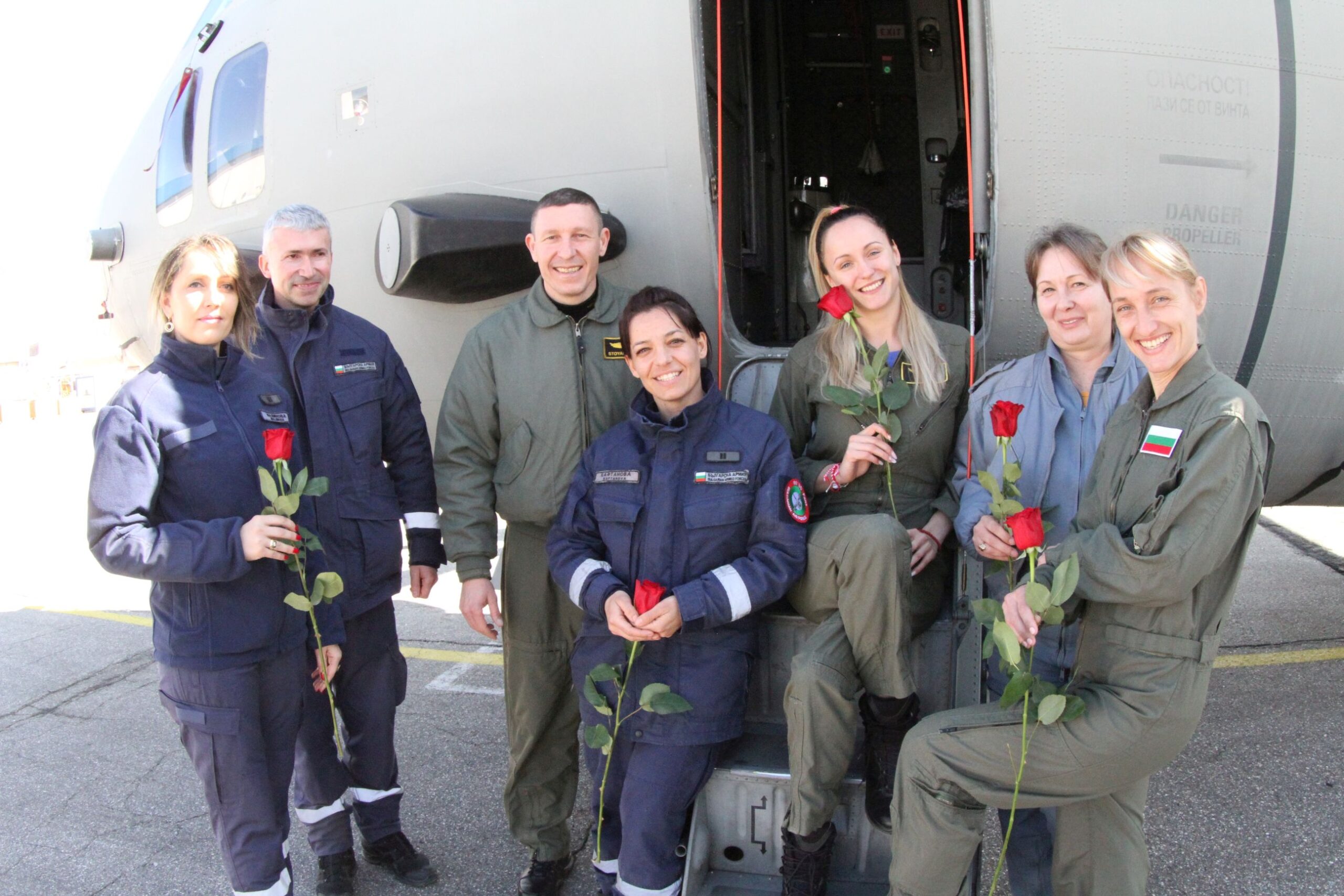 Алени рози за красивите авиаторки от Враждебна