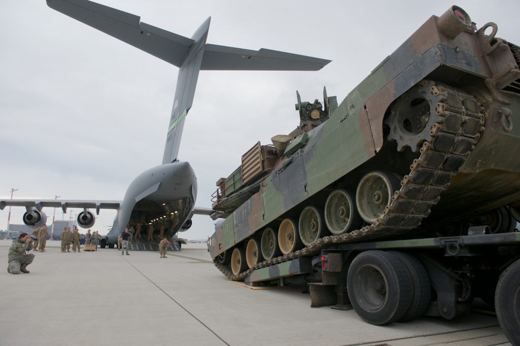 Американски танкове пристигнаха в нидерландско пристанище, откъдето ще продължат към източния фланг на НАТО