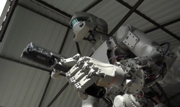 Руската армия прие на въоръжение първия боен робот