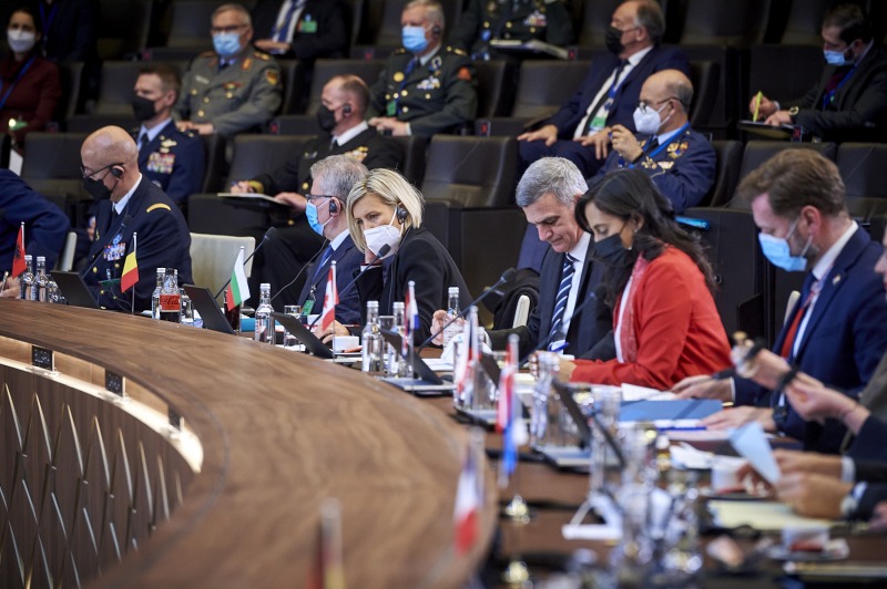 НАТО подсилва източните си флангове, страната ни допринася за колективната отбрана със своя бойна група