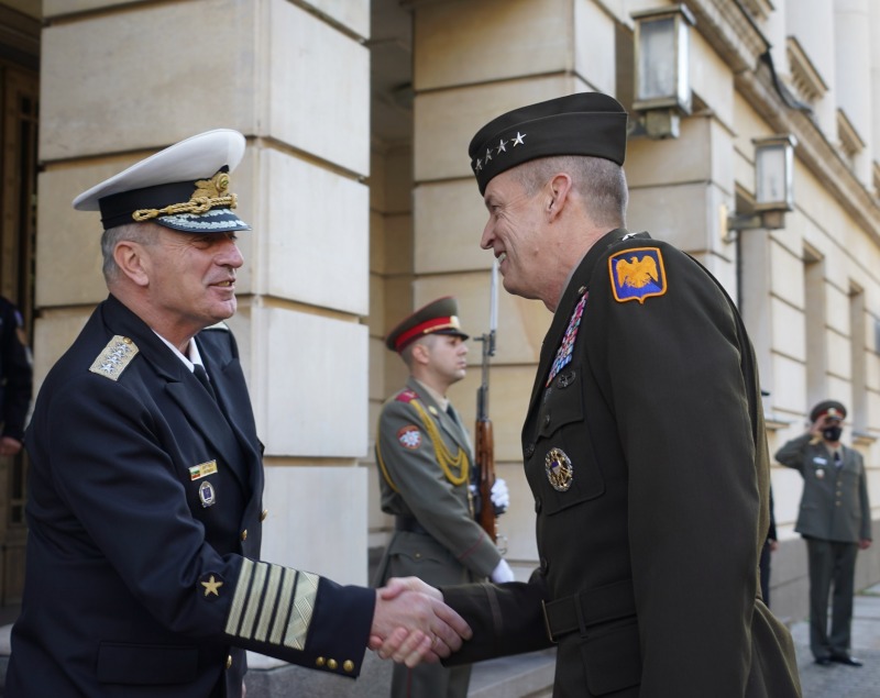 Началникът на отбраната адмирал Емил Ефтимов се срещна с началника на Бюрото на Националната гвардия на САЩ генерал Даниел Хокансън