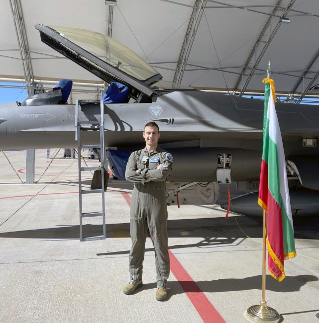 Втори български пилот завърши курса за усвояване на F-16
