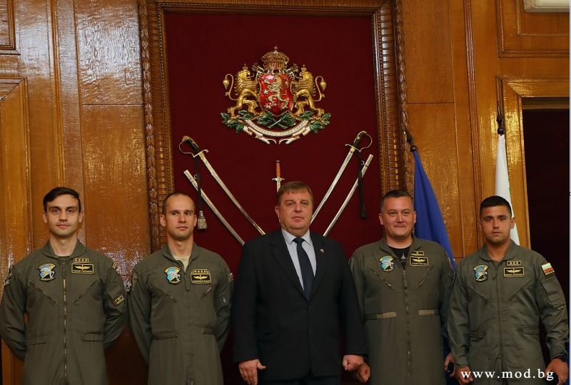 Министърът на отбраната Красимир Каракачанов и началникът на отбраната адмирал Емил Ефтимов пожелаха успех на пилотите, които ще се обучават на новия боен самолет