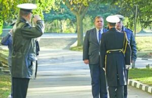 Министърът на отбраната Красимир Каракачанов беше посрещнат във военноморското училище с военни почести 