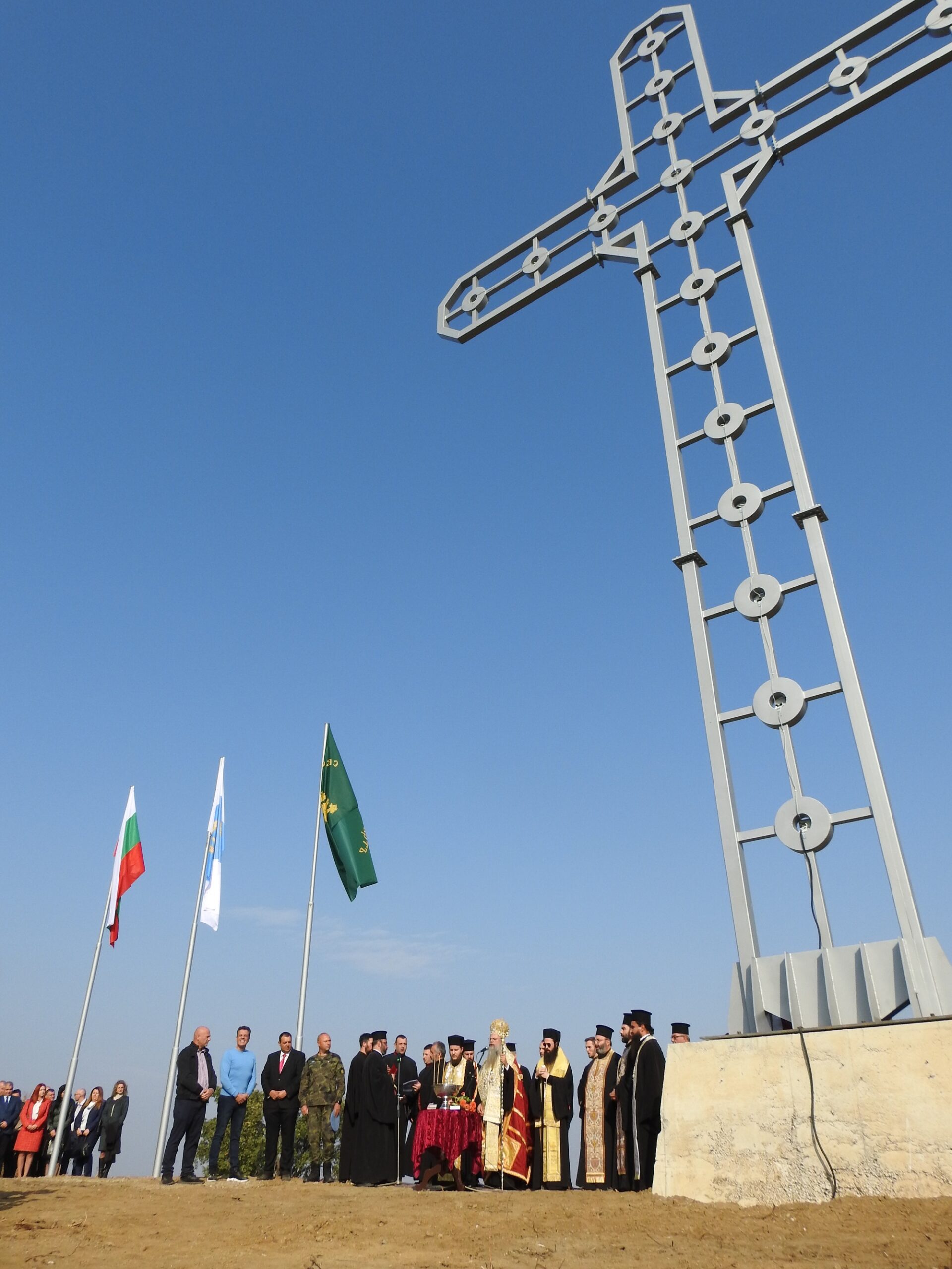 18-метров кръст се извиси над Црънча