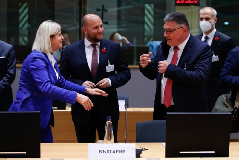 Министрите на отбраната от ЕС обсъдиха в Брюксел Стратегическия компас на Съюза