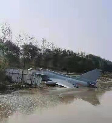 Принудително „кацане“ на китайски изтребител J-10 в река