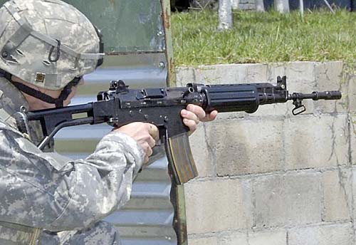 Белгийският автомат FN FNC стреля като „Калашников“