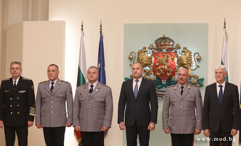 Президентът Румен Радев удостои военнослужещи с висши офицерски звания