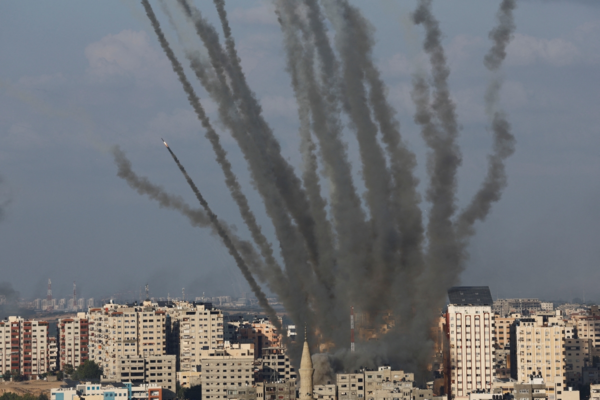 Палестинската групировка „Хамас” атакува Израел