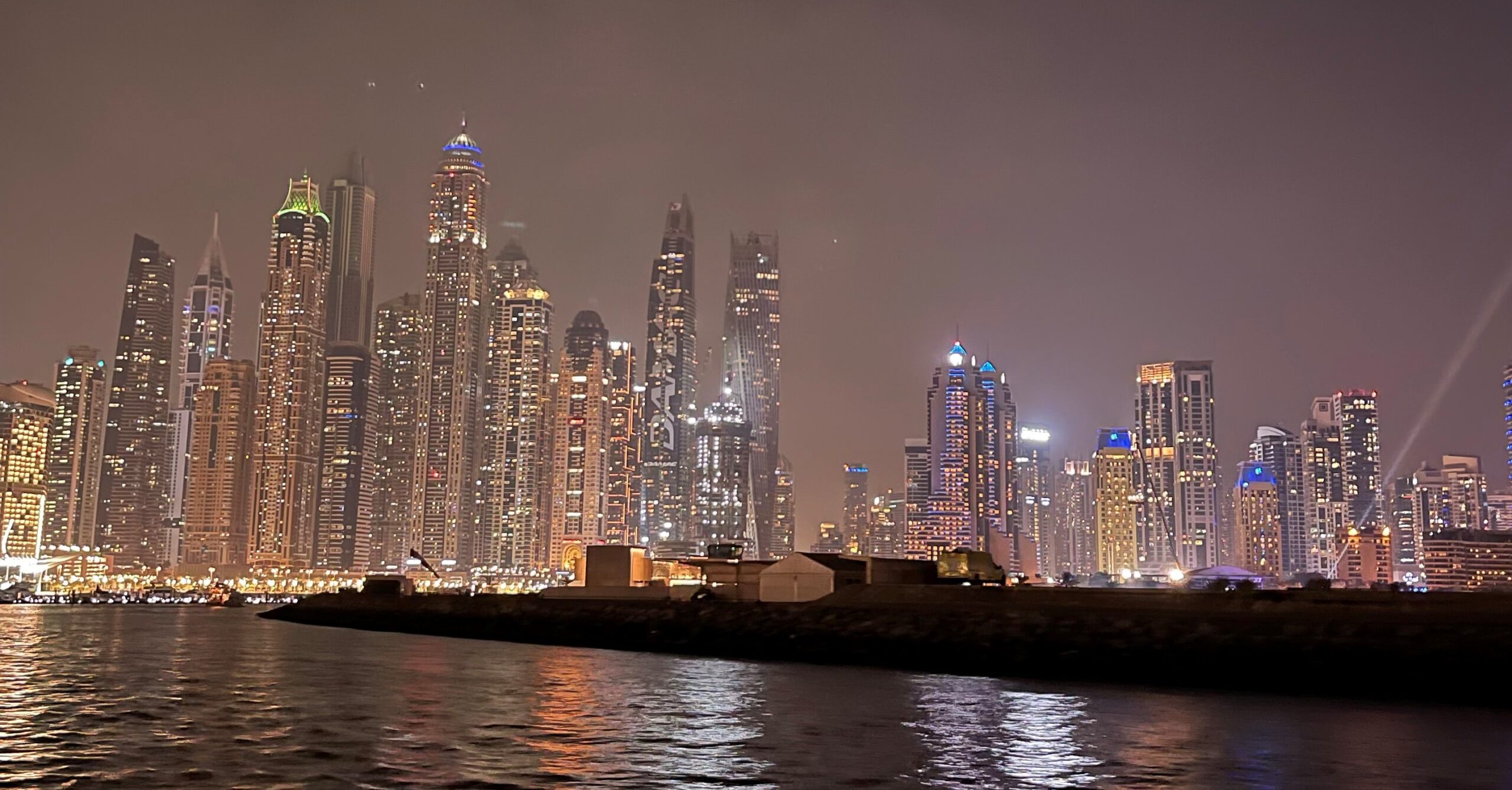 В Дубай отмениха данъка върху алкохола и улесниха продажбата му