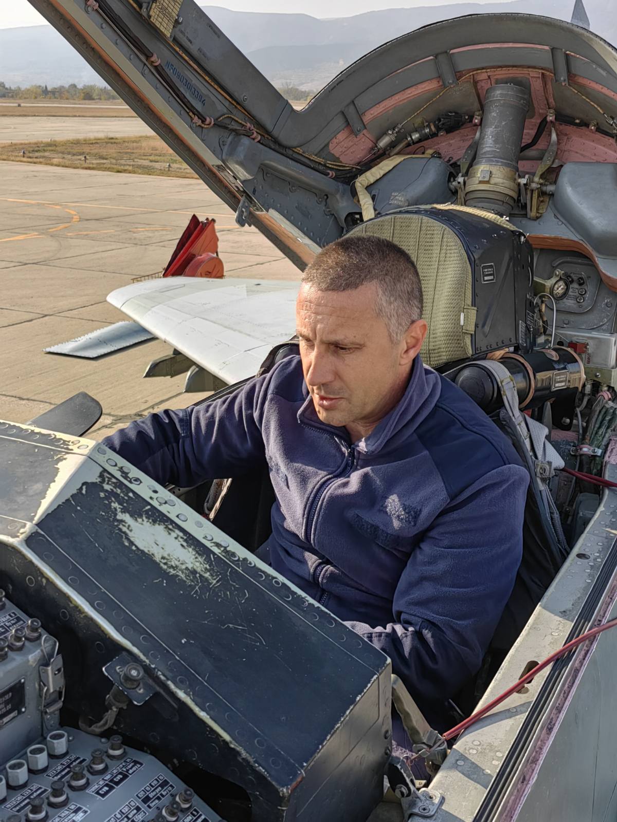 11 души подготвят един МиГ-29 за полет