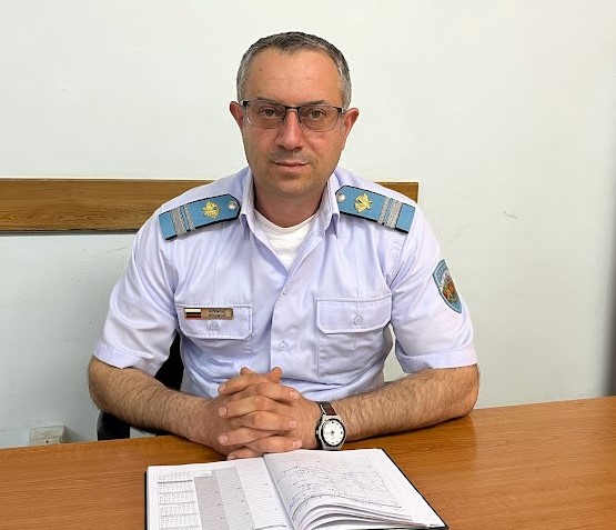 Обучават лидери на малки войскови единици Наскоро имах възможност да говоря с главния сержант на сухопътния елемент на НГ на Тенеси – там се предвижда един курс за лидери на малки войскови единици, каза старшина Крумов, изброявайки някои от предстоящите събития до края на годината. Идеята е да участва по-младши сержантски състав. Предстои и най-същественото събитие по линия на главните сержанти на армии и въоръжени сили от Алианса – международната конференция, която тази година ще е в Обединеното командване по трансформациите в Норфолк – Вирджиния, през септември. Същия месец е предвидено и участието на старшина Крумов в конференцията на главните сержанти на НГ на Тенеси. Старшина Крумов съобщи, че наскоро е била осъществена връзка и с новия главен сержант на армията на Република Северна Македония. „Там има нов колега, колежка всъщност. Тя ни писа имейл и се очаква да възобновим дейността с македонските колеги, като евентуално очакваме покана за посещение в техни формирования и командвания”, заяви старшина Крумов. В края на годината пък е предвиден форум за отчитане на извършеното през 2023 г. по инициатива на главния сержант на Обединеното командване на НАТО в Европа. - armymedia.bg Обучават лидери на малки войскови единици Наскоро имах възможност да говоря с главния сержант на сухопътния елемент на НГ на Тенеси – там се предвижда един курс за лидери на малки войскови единици, каза старшина Крумов, изброявайки някои от предстоящите събития до края на годината. Идеята е да участва по-младши сержантски състав. Предстои и най-същественото събитие по линия на главните сержанти на армии и въоръжени сили от Алианса – международната конференция, която тази година ще е в Обединеното командване по трансформациите в Норфолк – Вирджиния, през септември. Същия месец е предвидено и участието на старшина Крумов в конференцията на главните сержанти на НГ на Тенеси. Старшина Крумов съобщи, че наскоро е била осъществена връзка и с новия главен сержант на армията на Република Северна Македония. „Там има нов колега, колежка всъщност. Тя ни писа имейл и се очаква да възобновим дейността с македонските колеги, като евентуално очакваме покана за посещение в техни формирования и командвания”, заяви старшина Крумов. В края на годината пък е предвиден форум за отчитане на извършеното през 2023 г. по инициатива на главния сержант на Обединеното командване на НАТО в Европа.