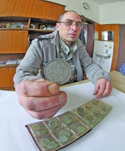Гордост в колекцията на старшината е монета от 5 лв., сребърна, от 1885 г.