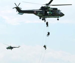 Спасителите от отделение 'Търсене и спасяване' от 24-та авиобаза се десантират по способа 'алпийско въже' от вертолета.