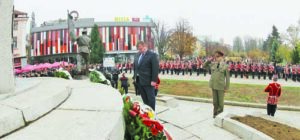 Министър Каракачанов участва в изграждането на паметника с лични средства  Фото: Красимир Тодоров