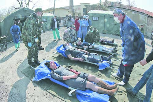 Военни медици спасяваха затрупани под рухнала сграда