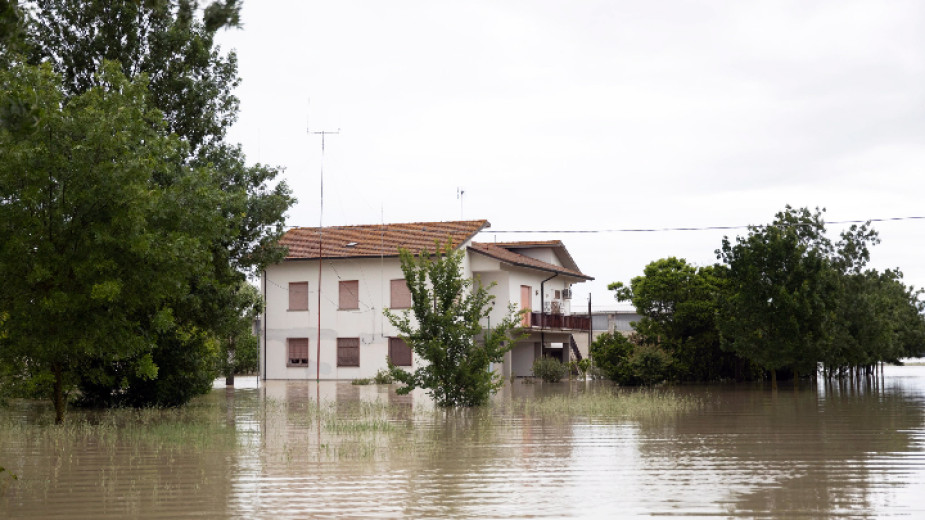14 реки преляха в Северна Италия – водният ад взима все повече жертви