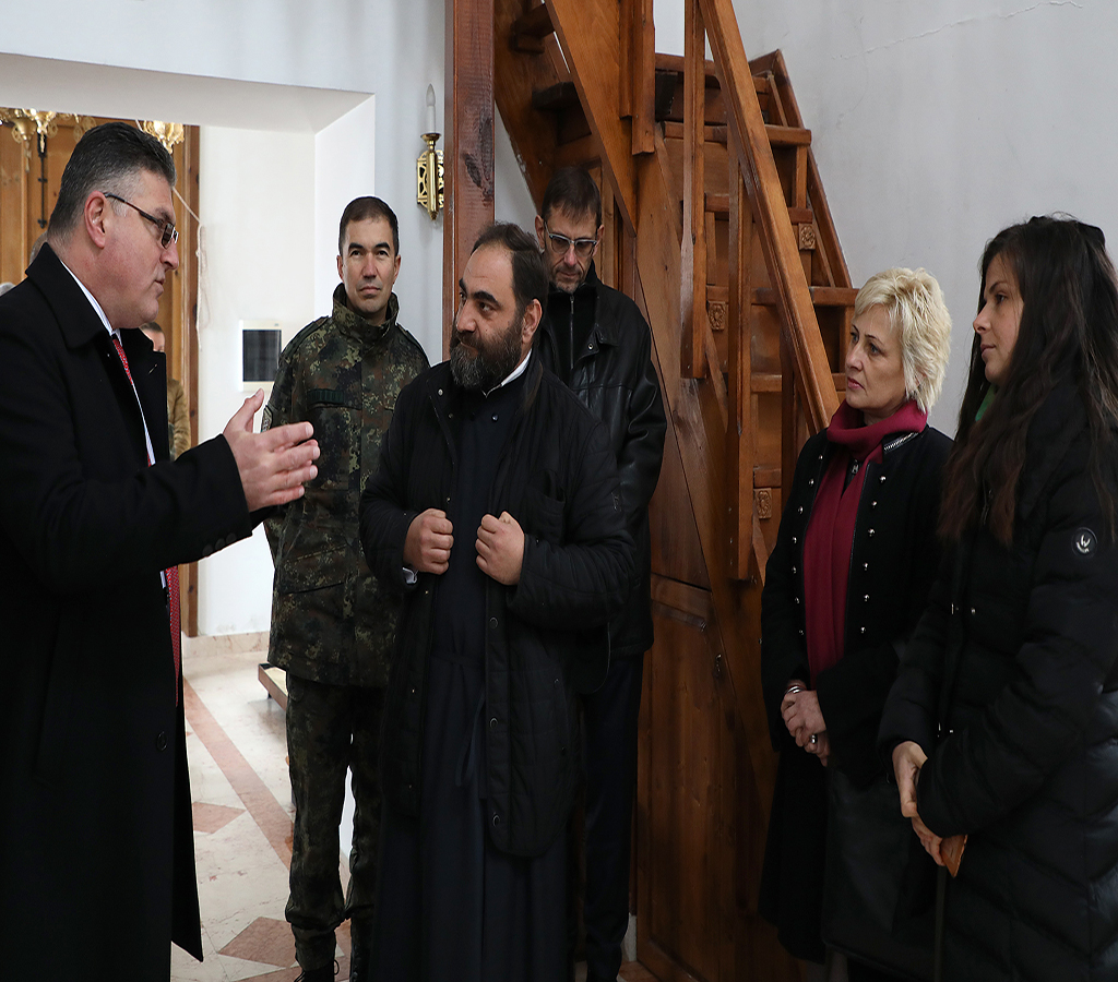 Министър Панайотов гостува на благодетеля отец Серафим
