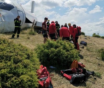 Мащабно учение за спасяване на пътници от паднал самолет с участието на военнослужещи от БА