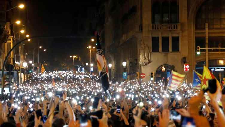 Втора нощ на размирици в Каталуния – сблъсъците с полицията стават все по-ожесточени