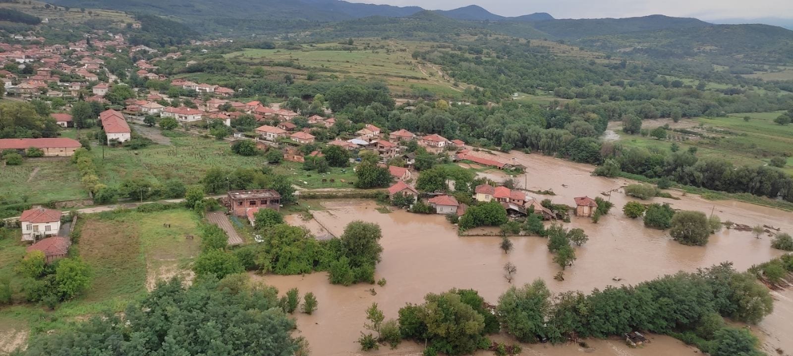 Видео на ВВС показва мащаба на бедствието в Карловско