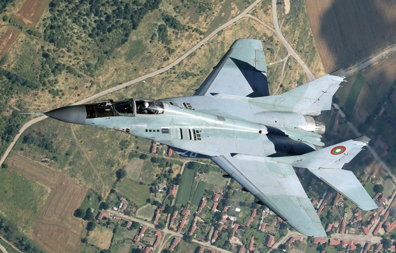 Български изтребители оказаха помощ на цивилен самолет