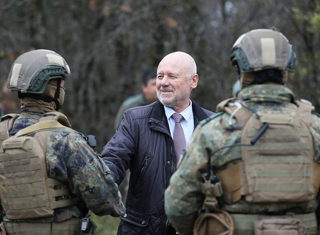 При посещението си в Малко Търново неотдавна министър Тагарев се срещна с военнослужещи, които подпомагат органите на МВР по охрана на границата и възпрепятстване на нелегалната миграция