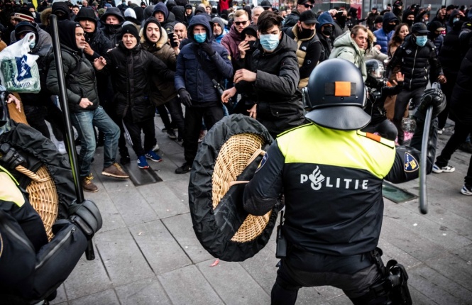 Масови протести в Нидерландия – хиляди недоволни от рестрикции заради Ковид-19
