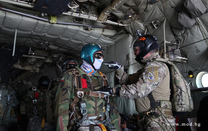 Военнослужещи от Българската армия повишиха уменията си при скокове с парашутна система тип „летящо крило“