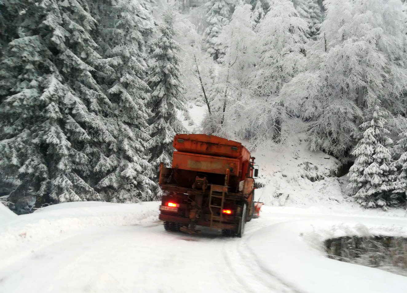 220 машини почистват пътищата в районите със снеговалеж. Шофьорите да карат внимателно!