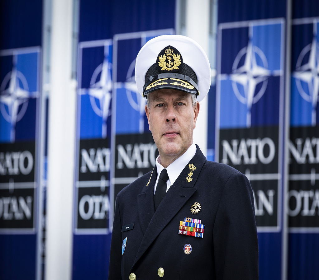 Адмирал Роб Бауер: НАТО отговаря на кризата с бързина и единство