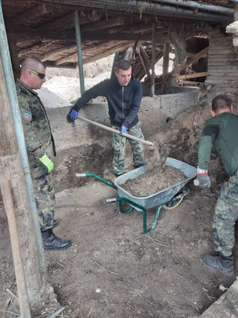 Военнослужещи от Българската армия продължават да помагат на хората, пострадали от наводнението в Карловско - armymedia.bg Военнослужещи от Българската армия продължават да помагат на хората, пострадали от наводнението в Карловско