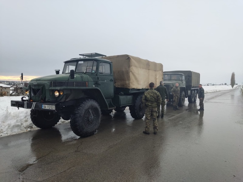 Военнослужещи от Българската армия продължават да оказват помощ на населението в тежките зимни условия