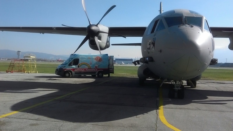 Военнослужещи от Военновъздушните сили осигуриха транспортиране със самолет „Спартан“ на медицински екипи и пациент, нуждаещ се от спешна медицинска помощ