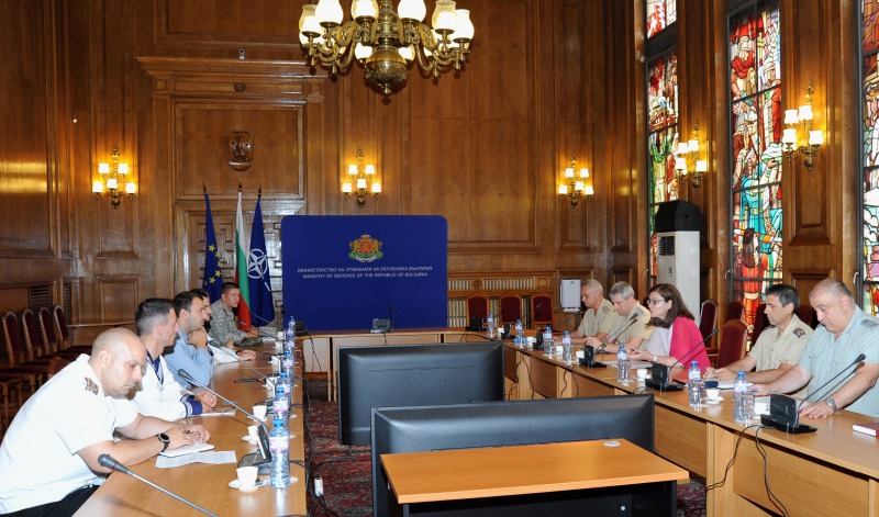 Заместник-министърът на отбраната Теодора Генчовска се срещна с представители на студентските съвети от висшите военни училища