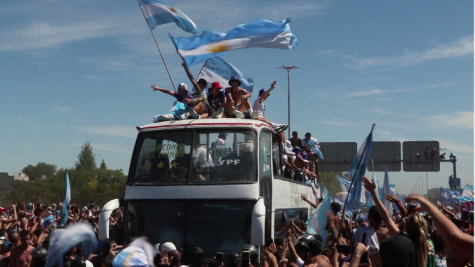 Милиони фенове отпразнуваха световната титла с Аржентина в Буенос Айрес, но полицията спря парада на шампионите