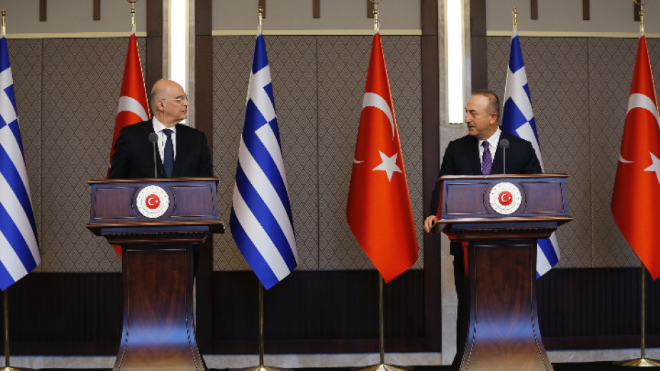 Външните министри на Гърция и Турция спориха на пресконференция