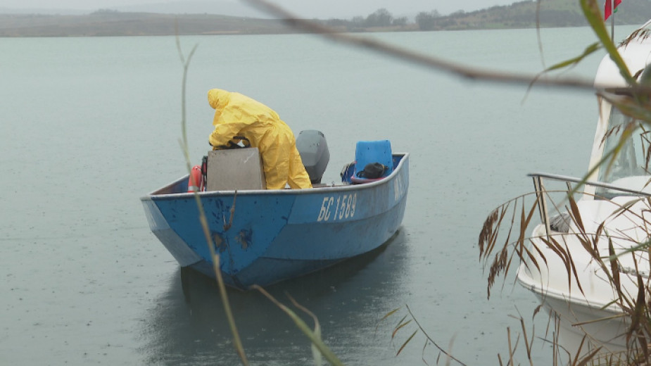 Тяло изплува от водите на езерото „Мандра“. Дали е на втория изчезнал рибар?