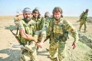 Бойци от поддържаната от Турция Сирийска национална армия носят свой ранен другар