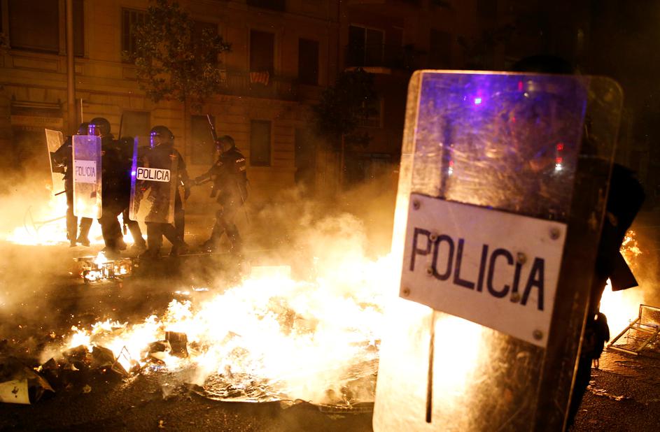 Напрежението в Каталуния ескалира – размириците продължават трето денонощие