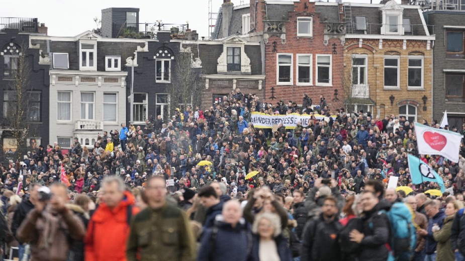 Хиляди на протест в Амстердам срещу Covid затварянето