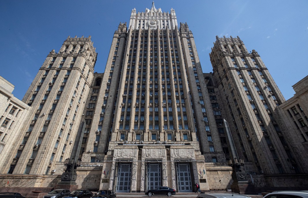 Външното министерство на Русия заяви пред посланика на САЩ, че отношенията между двете държави са на ръба на скъсване